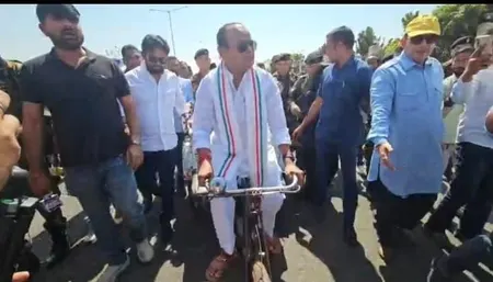 रिक्शा चलाकर झारखंड विधानसभा पहुंचे मंत्री इरफान अंसारी, गैस सिलेंडर की किल्लत-महंगाई पर सत्ता पक्ष का हंगामा