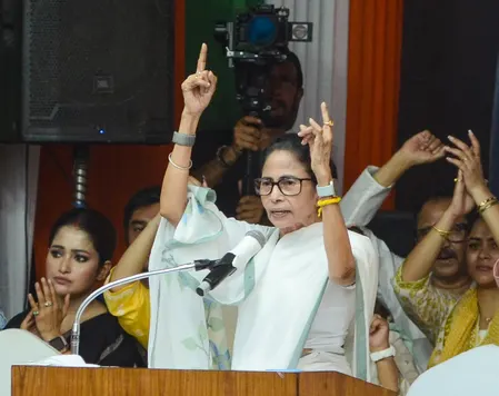 सीएम ममता ने मुख्य चुनाव आयुक्त को लिखा पत्र, सरकार के अधिकार को 'कमजोर' किए जाने का मुद्दा उठाया