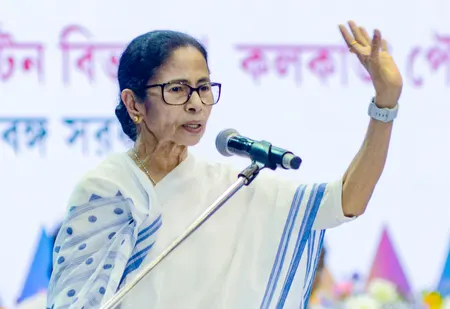 ममता बनर्जी ने चुनाव आयोग पर लगाए गंभीर आरोप, बताया- अघोषित आपातकाल जैसे हालात