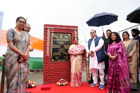 सीएम रेखा गुप्ता ने 300 नई इलेक्ट्रिक बसों को दिखाई हरी झंडी, ईवी प्रोत्साहन पोर्टल फिर से शुरू