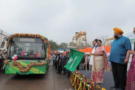 दिल्ली को मिली 300 नई ई-बसें, सीएम रेखा गुप्ता ने दिखाई हरी झंडी