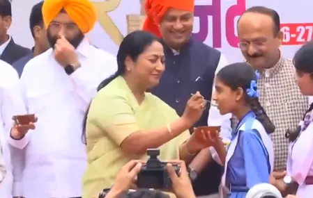 दिल्ली बजट: 'खीर सेरेमनी' के साथ सत्र का आगाज, सीएम रेखा गुप्ता ने स्कूली छात्राओं को परोसी खीर