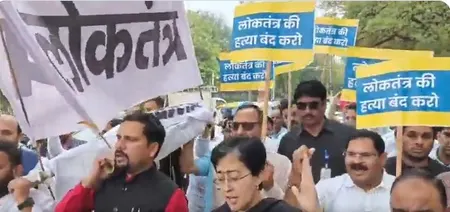 चार विधायकों के निलंबन के विरोध में आम आदमी पार्टी ने दिल्ली विधानसभा के बाहर किया प्रदर्शन