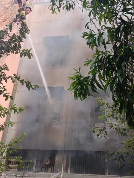 बवाना इंडस्ट्रियल एरिया में प्लाईवुड गोदाम में भीषण आग, 17 दमकल गाड़ियों ने घंटों बाद पाया काबू
