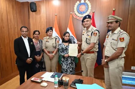 साउथ दिल्ली में महिला ने दिखाई बहादुरी, मोबाइल छीनने वाले दो बदमाशों को खुद पकड़ा
