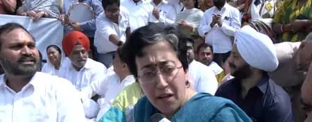 दिल्ली: अग्निशमन सुरक्षा संबंधी चिंताओं को लेकर आप विधायकों ने विधानसभा के बाहर प्रदर्शन किया