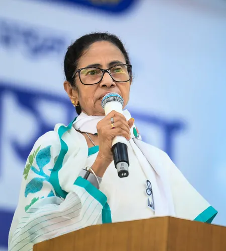 ममता बनर्जी ने आईएएस और आईपीएस अधिकारियों के तबादलों को लेकर चुनाव आयोग पर साधा निशाना