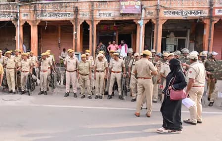 जयपुर के महेशनगर में शराब की दुकान के विरोध प्रदर्शन के दौरान हिंसा भड़की