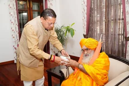 देहरादून : सीएम धामी ने की केदारनाथ धाम के रावल से मुलाकात, तीर्थयात्रियों की सुविधा और सुरक्षा पर हुई चर्चा