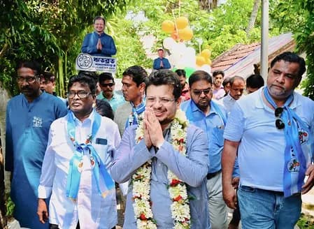 टीएमसी से निष्कासित ऋतब्रत बनर्जी का शक्ति प्रदर्शन, 59 विधायकों के समर्थन पत्र के साथ पहुंचे विधानसभा