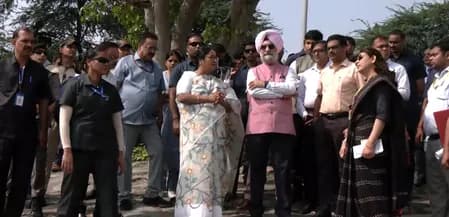 वासुदेव घाट पहुंचे दिल्ली की मुख्यमंत्री और एलजी, तैयारियों की समीक्षा