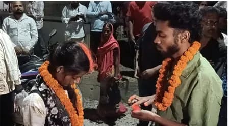 झारखंडः गढ़ना के होटल में पकड़े गए जोड़े ने सड़क पर रचाई शादी, तीन अन्य जोड़ों ने भरा विवाह का बांड