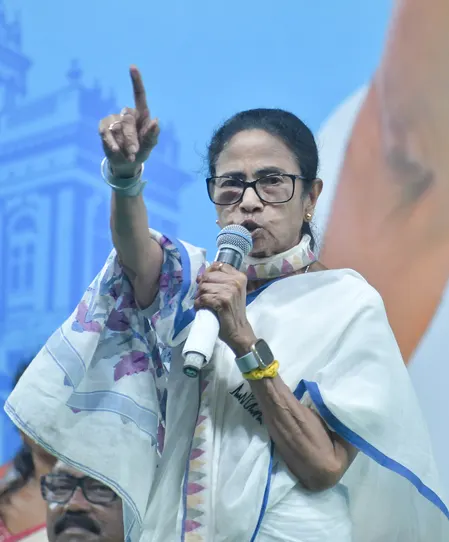 टीएमसी ने भाजपा उम्मीदवार पर लगाए रिश्वत के आरोप, चुनाव आयोग से शिकायत