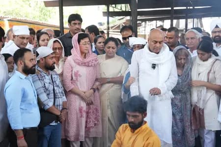 दिल्ली: आतिशी के पिता का अंतिम संस्कार, सीएम रेखा गुप्ता रहीं मौजूद