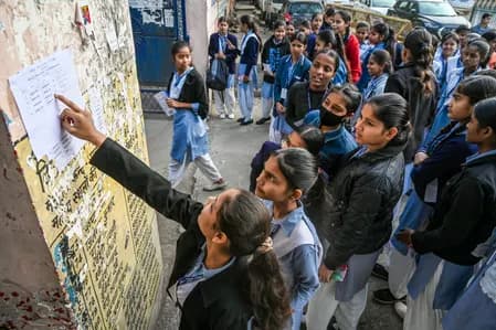 यूपी बोर्ड के रिजल्ट में लड़कियों का दबदबा, 10वीं में कशिश एवं अंशिका टॉपर, 12वीं में शिखा वर्मा ने मारी बाजी