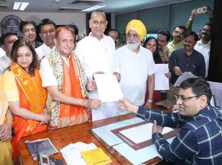 दिल्ली नगर निगम के महापौर पद के लिए प्रवेश वाही ने नामांकन दाखिल किया