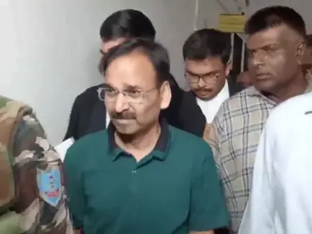 हजारीबाग भूमि घोटाले में निलंबित आईएएस विनय चौबे को हाईकोर्ट से झटका, जमानत याचिका खारिज