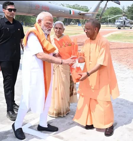 काशी में पीएम मोदी का भव्य स्वागत, 163 परियोजनाओं की दी सौगात