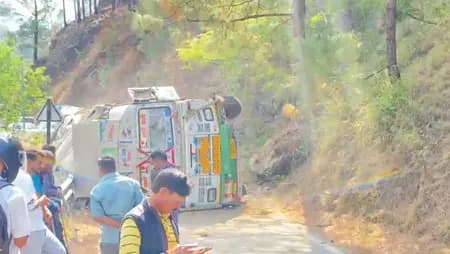 उत्तराखंड के टिहरी जिले में अनियंत्रित होकर पलटा ट्रक, यातायात प्रभावित