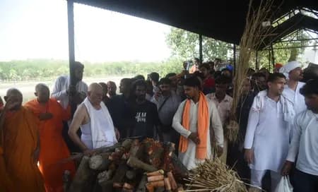 पंचतत्व में विलीन हुए प्रतीक यादव, ससुर ने दी मुखाग्नि, नम आंखों से अखिलेश ने दी अंतिम विदाई