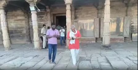 भोजशाला में हाईकोर्ट के फैसले के बाद पूजा शुरू, श्रद्धालुओं ने किया हनुमान चालीसा का पाठ