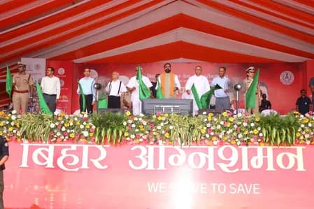 बिहार : सीएम सम्राट चौधरी ने 80 अग्निशमन वाहनों को दिखाई हरी झंडी, आधुनिक तकनीक और तेज सर्विस मिलेगी