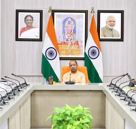 यूपी में आंधी का असर, सीएम योगी ने नुकसान के आकलन के दिए निर्देश।