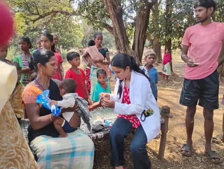 छत्तीसगढ़: दंतेवाड़ा के जंगलों में स्वास्थ्य की दस्तक, डॉक्टरों ने पैदल तय किया 13 किलोमीटर का सफर
