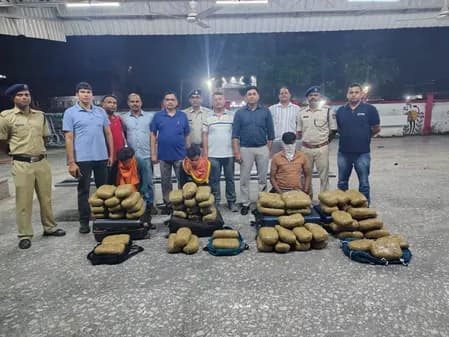 रांची रेलवे स्टेशन से 61 किलो गांजा बरामद, बिहार के तीन तस्कर गिरफ्तार