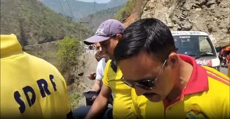 देवप्रयाग में बड़ा हादसा, 200 मीटर गहरी खाई में गिरा वाहन, तीन लोगों की मौत