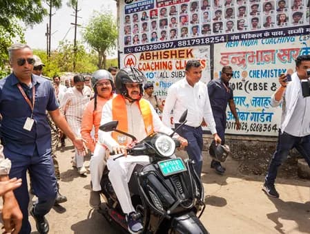 भोपाल में मुख्यमंत्री मोहन यादव ईवी स्कूटी से पहुंचे एमपी बोर्ड की 12वीं टॉपर के घर