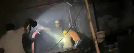 गाजियाबाद के गोविंदपुरम स्थित बाबा मार्केट के दुकानों में लगी आग, घंटों बाद पाया गया काबू