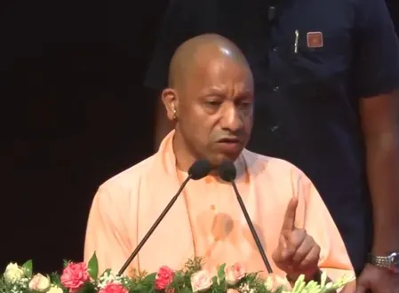 रील बनाने वाले पुलिसकर्मी को सीएम योगी की चेतावनी, बोले- सिस्टम पर ना उठे सवाल