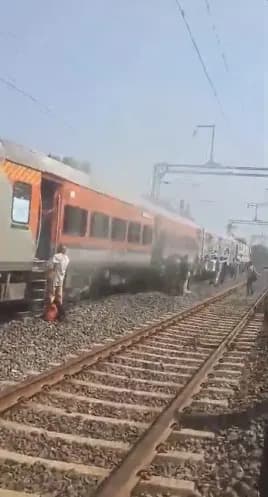 रतलाम में रणथंभौर एक्सप्रेस में धुआं और चिंगारियां देख मची अफरा-तफरी, 20 मिनट तक रुकी रही ट्रेन