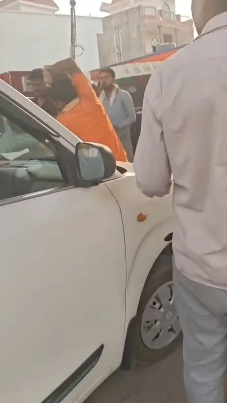 ग्रेटर नोएडा में पेट्रोल पंप पर मारपीट, टैक्सी चालक की पिटाई का वीडियो वायरल
