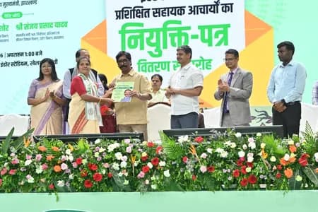 झारखंड में 1,042 सहायक आचार्यों को नियुक्ति पत्र, सीएम हेमंत सोरेन बोले- आपके कंधों पर भविष्य गढ़ने की जिम्मेदारी