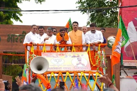 भव्य रोड शो के बाद भाजपा प्रत्याशी ने भरा नामांकन