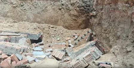 भोजपुर में दीवार गिरने से दो मासूमों की मौत, दादा घायल