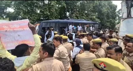 69,000 शिक्षक भर्ती विवाद: अभ्यर्थी सड़क पर, मायावती से लगाई गुहार