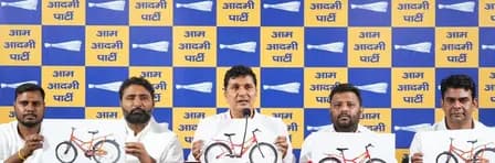 दिल्ली में छात्राओं की साइकिल योजना पर सियासत तेज, 'आप' ने लगाया 90 करोड़ रुपए के घोटाले का आरोप