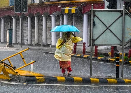 दिल्ली-एनसीआर में झमाझम बारिश, जलभराव से जनजीवन बेहाल; येलो अलर्ट जारी