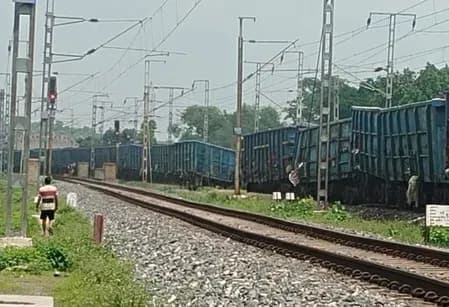 पलामू में कोयला लदी मालगाड़ी के 12 डिब्बे पटरी से उतरे, मुख्य रेल लाइनें सुरक्षित