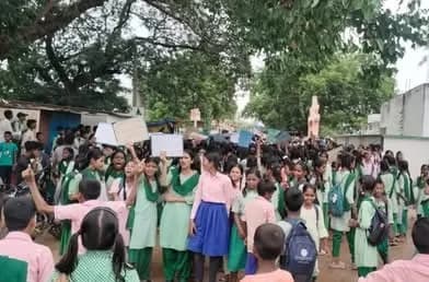 हेडमास्टर के तबादले से नाराज छात्र सड़क पर उतरे, पथराव में पुलिसकर्मी घायल