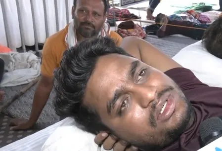 झारखंड में छात्रों का धरना, बोले- 'नौकरी तो बेच ही दी, अब जान भी ले लीजिए'