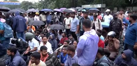 झारखंड में सीजीएल परीक्षा रद्द होने पर कर्मचारियों का प्रदर्शन, फैसले का किया विरोध