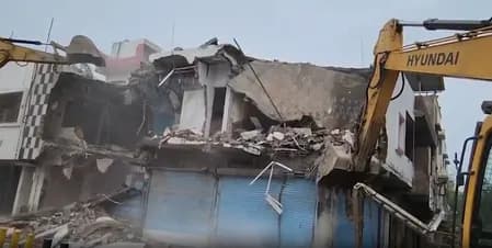 महाकाल मंदिर क्षेत्र में बड़ी कार्रवाई, बुलडोजर-पोकलेन से ध्वस्त हो रहीं इमारतें