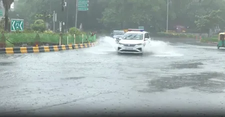 दिल्ली में बरसे बादल, मौसम विभाग ने जारी किया रेड अलर्ट; कई राज्यों में ऑरेंज अलर्ट