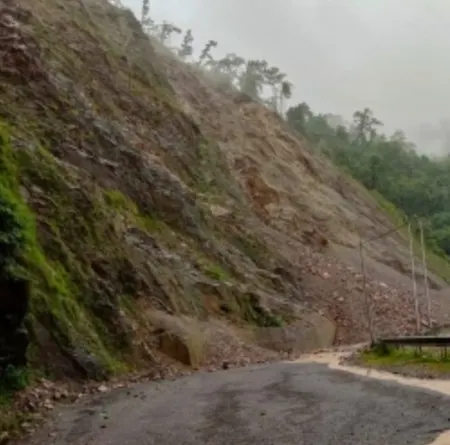 पश्चिम बंगाल में बारिश बनी आफत, मुर्शिदाबाद में रेलवे लाइन पर भूस्खलन से यातायात बाधित