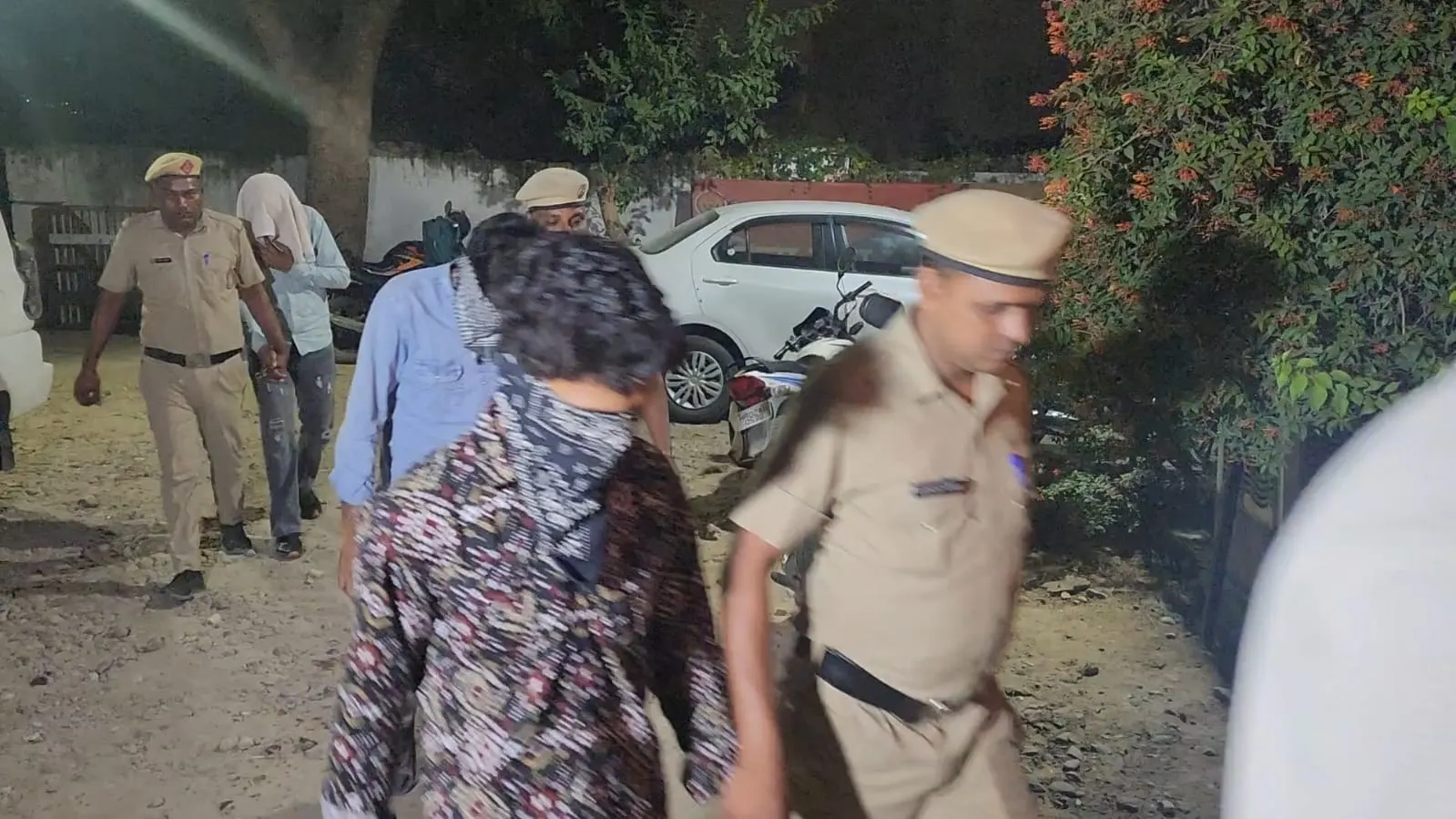 स्पा सेंटर पर पुलिस का छापा, पांच लड़कियों सहित 10 गिरफ्तार