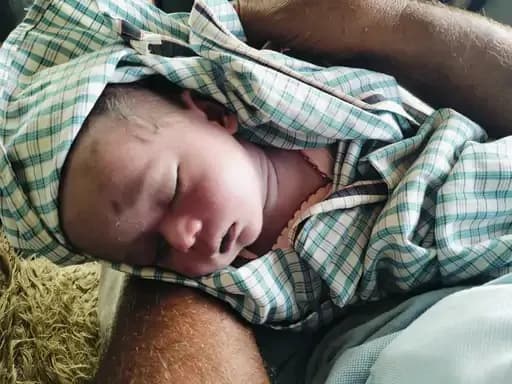 उन्नीस दिन के नवजात का टंकी में मिला शव, ग्रामीण धरने पर बैठे, समझाइश पर माने